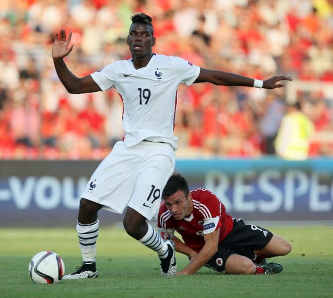 Albaniens Stürmer Ledian Memushaj (R) gegen Frankreichs Paul Pogba beim Freundschaftsspiel am 13.Juni 2015. AFP PHOTO / GENT SHKULLAKU