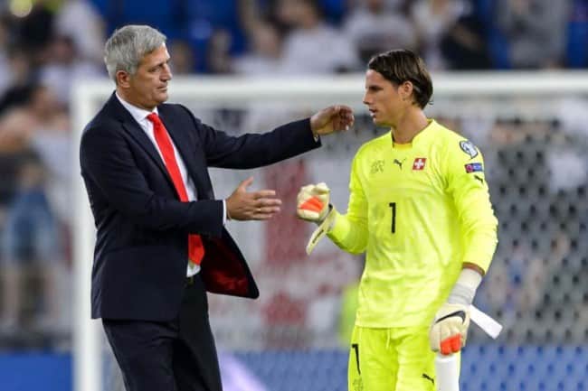Der Schweizer Trainer Vladimir Petkovic (L) mit Torwart Yann Sommer. AFP PHOTO / FABRICE COFFRINI