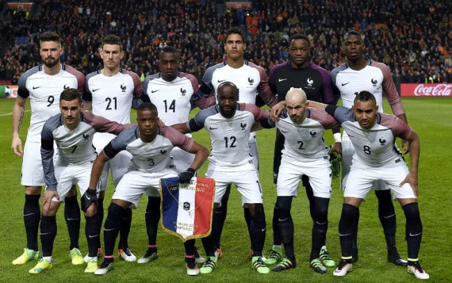 Die französische Nationalmannschaft gegen die Niederlande am 25.März 2016 von hinten links an: Olivier Giroud, Laurent Koscielny, Blaise Matuidi, Raphael Varane, Torwart Steve Mandanda, Paul Pogba (vorne von links) Antoine Griezmann, Patrice Evra, Lassana Diarra, Christophe Jallet und Dimitri Payet. AFP PHOTO / FRANCK FIFE