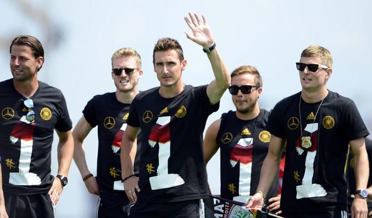 Am Brandenburg Tor feierte die deutsche Fußballnationalmannschaft ihren WM 2014 Sieg mit den deutschen Fußballfans. Dazu gab es natürlich die Winner-Shirts in schwarz von adidas. AFP PHOTO / ROBERT MICHAEL