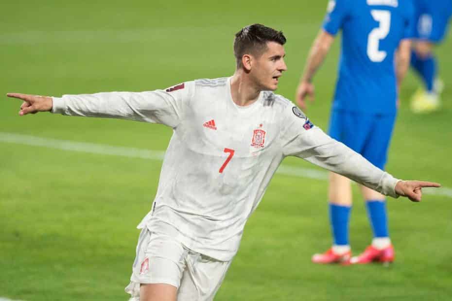 Spaniens Stürmer Alvaro Morata jubelt nach seinem Treffer während des Fußball-Qualifikationsspiels zwischen Spanien und Griechenland für die FIFA Fussball-Weltmeisterschaft Katar 2022 am 25. März 2021 im Stadion Los Carmenes in Granada.  (Photo by JORGE GUERRERO / AFP)