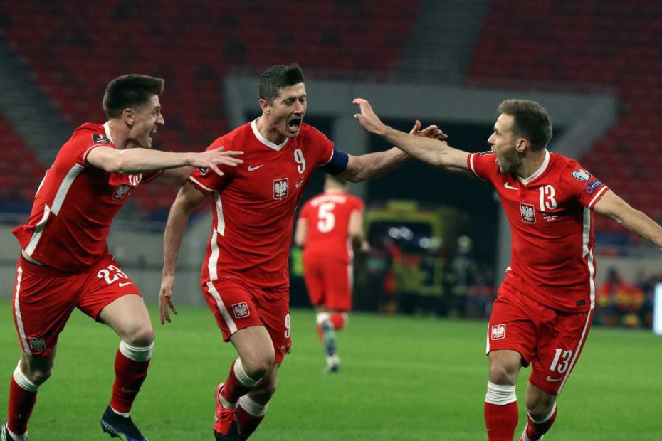 Polens Stürmer Robert Lewandowski feiert seinen Treffer mit seinen Teamkollegen während des Fußball-Qualifikationsspiels Ungarn gegen Polen bei der FIFA Fussball-Weltmeisterschaft Katar 2022 in der Puskas Arena in Budapest am 25. März 2021.  (Photo by Peter Kohalmi / AFP)