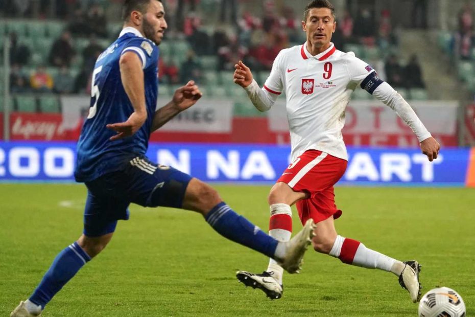 Polens Stürmer Robert Lewandowski (R) und Bosnien-Herzegowinas Verteidiger Sead Kolasinac kämpfen um den Ball während des UEFA-Nations-League-Fußballspiels Polen gegen Bosnien und Herzegowina in Breslau, Polen, am 14. Oktober 2020. (Photo by JANEK SKARZYNSKI / AFP)