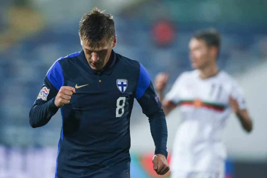 Finnlands Mittelfeldspieler Robin Lod feiert nach einem Tor während des Fußballspiels der UEFA Nations League zwischen Bulgarien und Finnland in Sofia am 15. November 2020.(Photo by NIKOLAY DOYCHINOV / AFP)