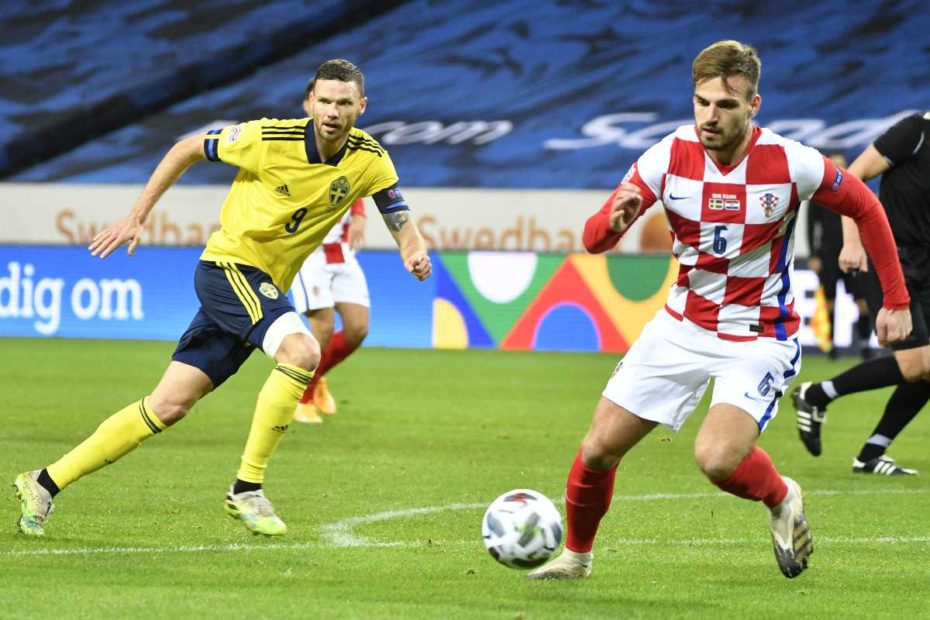 Schwedens Stürmer Marcus Berg (L) jagt Kroatiens Verteidiger Marin Pongracic während des Fußballspiels Schweden gegen Kroatien in der UEFA Nations League am 14. November 2020 im Stadion Friends Arena in Solna bei Stockholm.(Photo by Henrik MONTGOMERY / TT News Agency / AFP)