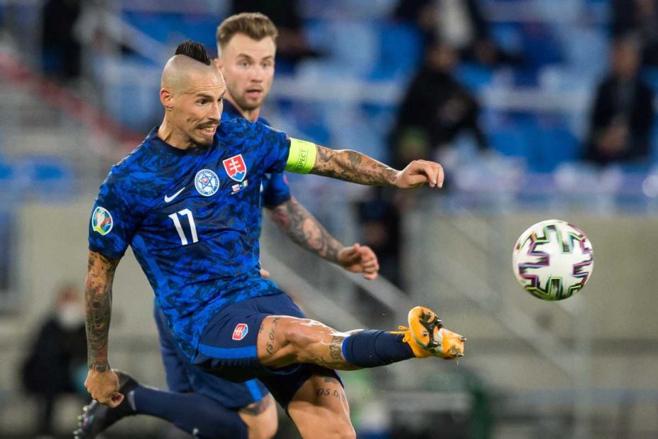 Der slowakische Mittelfeldspieler Marek Hamsik kickt den Ball während des Euro 2020 Play-off-Halbfinalspiels zwischen der Slowakei und der Republik Irland in Bratislava, Slowakei, am 8. Oktober 2020. (Photo by VLADIMIR SIMICEK / AFP)