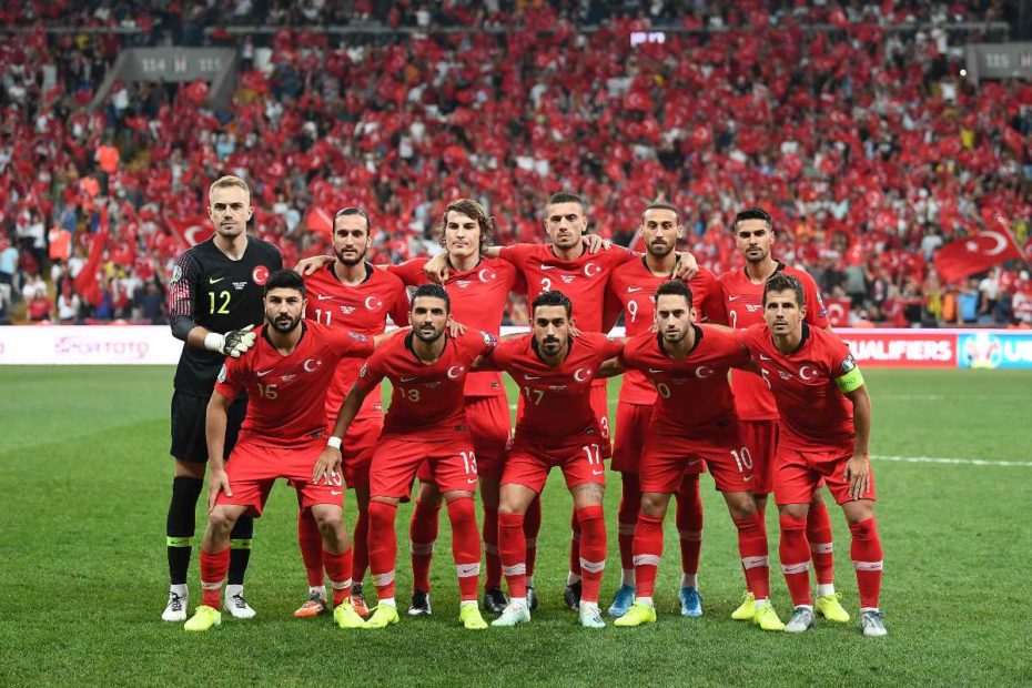 Die Spieler der Türkei stellen sich vor dem Fußballspiel der UEFA-Euro-2020-Qualifikationsgruppe H zwischen der Türkei und Andorra im Vodafone-Park-Stadion in Istanbul auf, am 7. September 2019.  (Photo by Ozan KOSE / AFP)